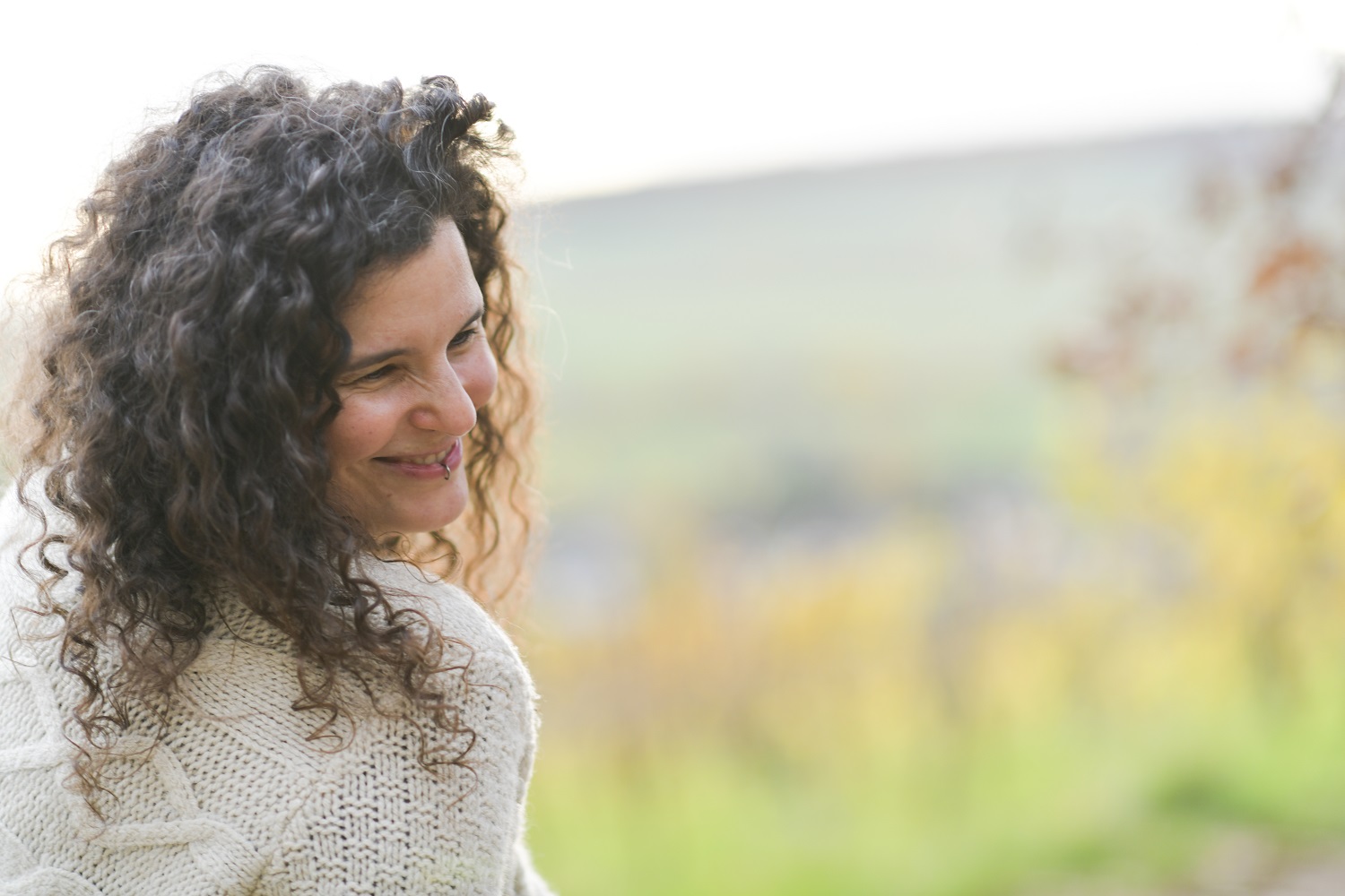 Frau vor Weinberg